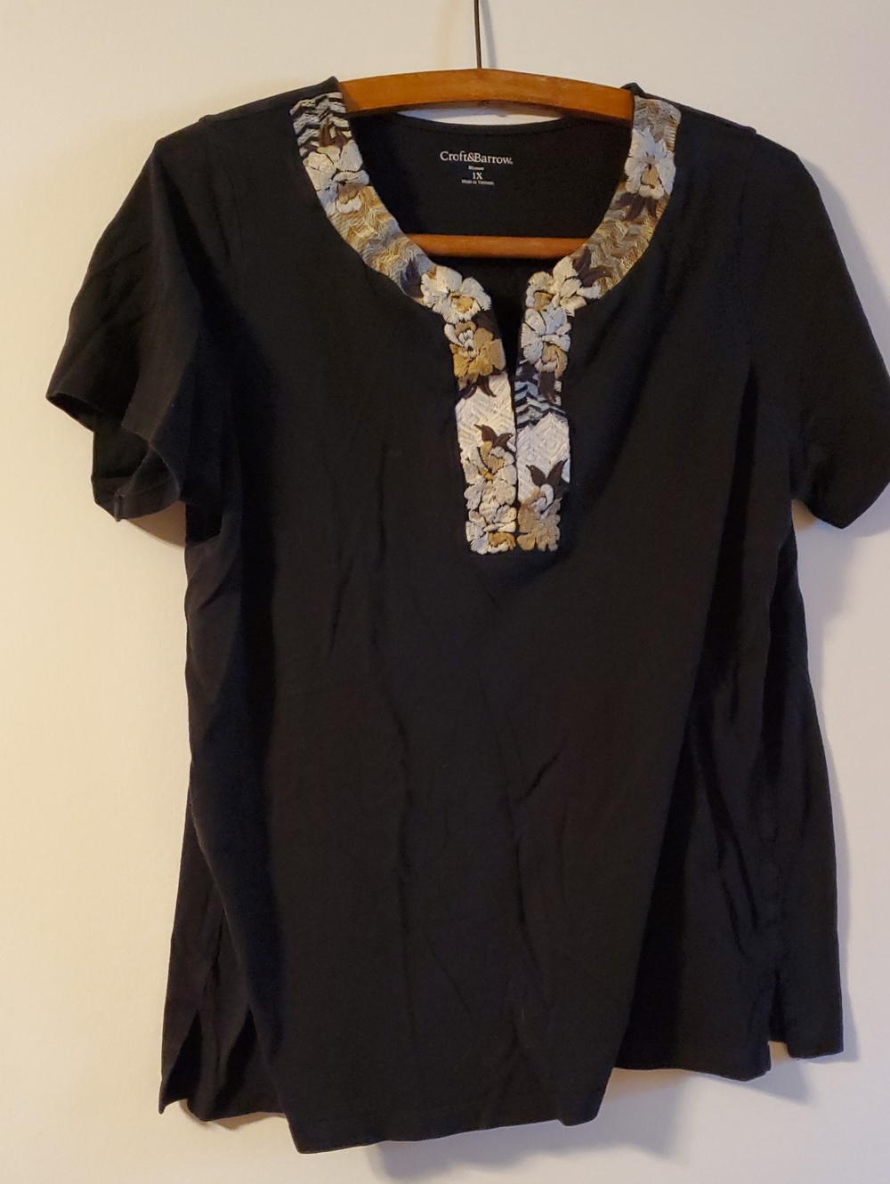 Croft & Barrow size 1x Black Short-Sleeve Top with Floral Embroidered Neckline